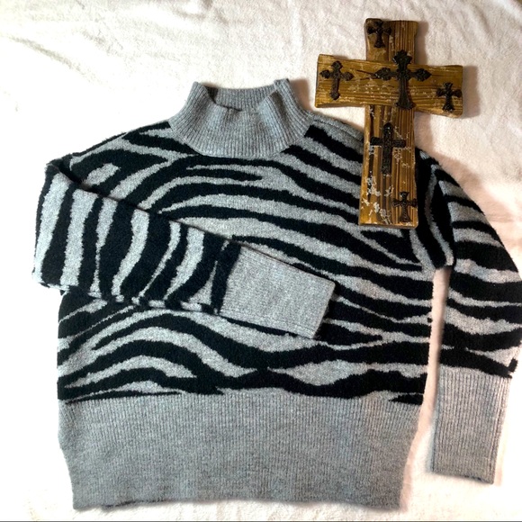 Nine West Sweaters - Nine West zebra print sweater size M women’s